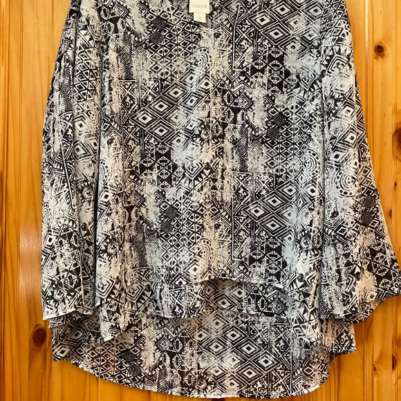 Chicos Size 1 Black/Cream Aztec Blouse - Picture 8 of 8